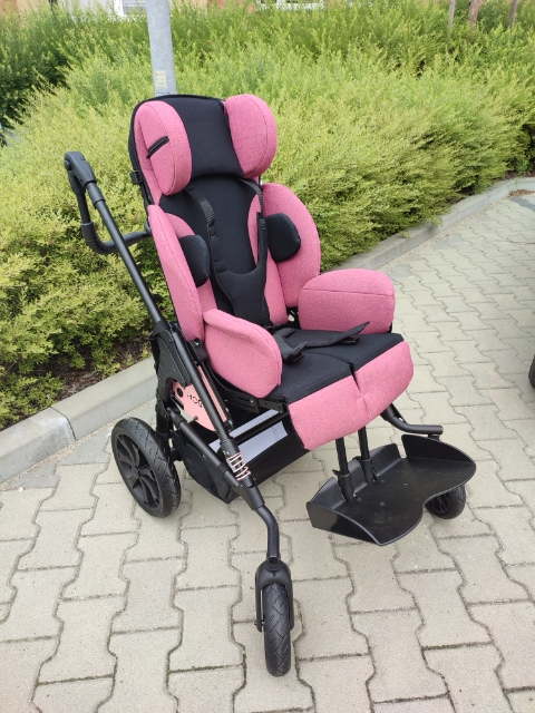 Specjalistyczny wózek dla chorego dziecka